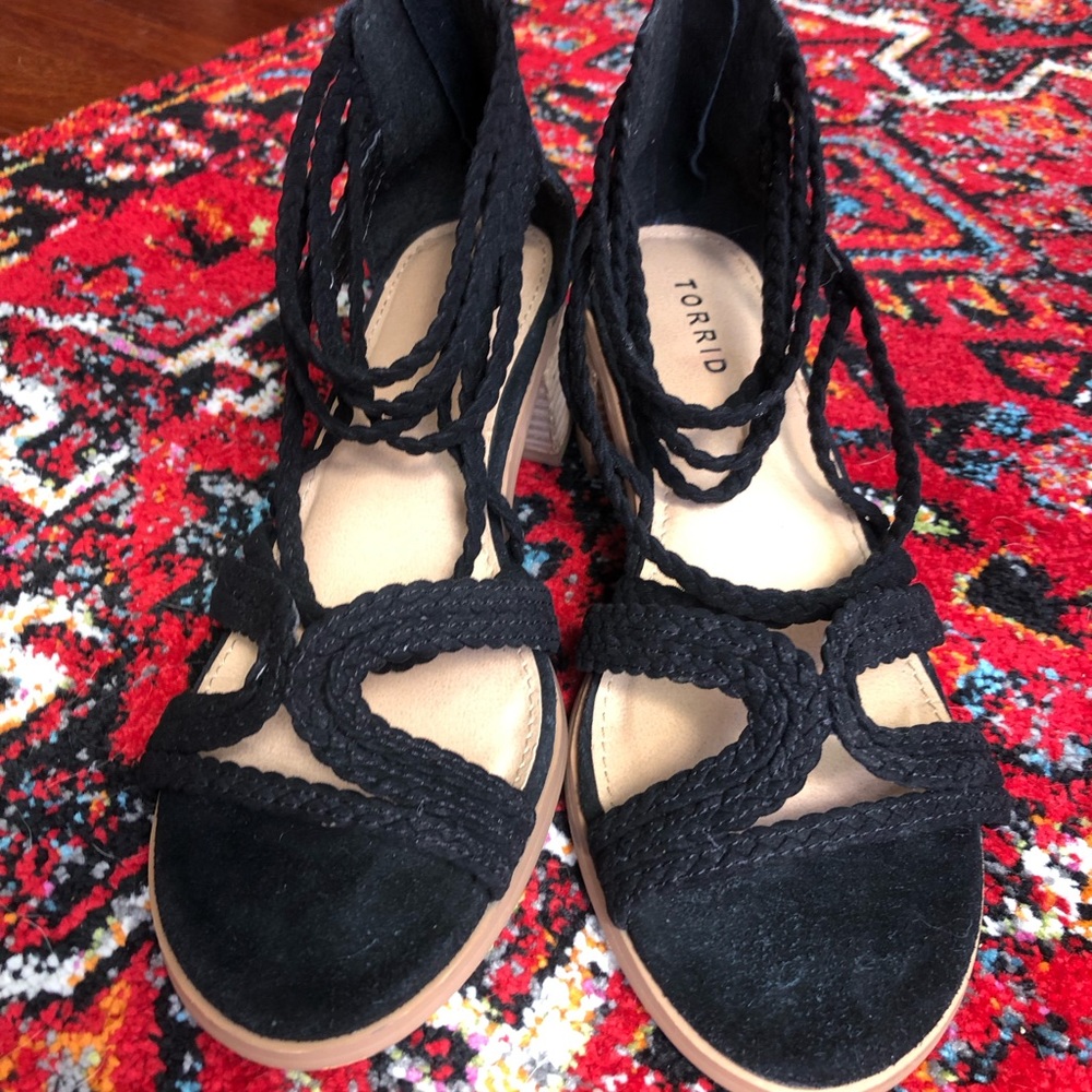 TORRID BRAIDED BLOCK HEEL SANDAL SZ 10 WIDE WIDTH